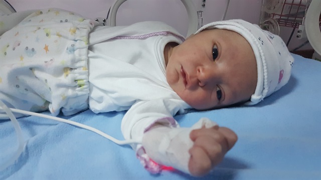 Antalya'da sokağa bırakılan bebek, tedavi edilmek üzere hastanede gözetim altına alındı.