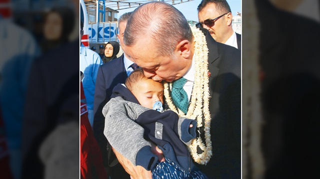 Cumhurbaşkanı Recep Tayyip Erdoğan, Hatay’da Kerim​ bebeği sevdi.