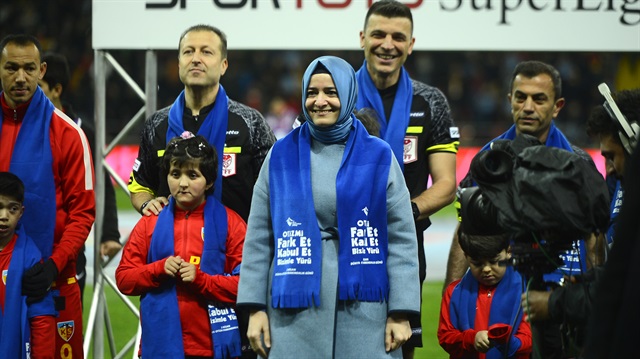 Bakan Kaya, Dünya Otizm Farkındalık Günü dolayısıyla Kayserispor- Fenerbahçe maçı öncesinde iki takım futbolcuları ile otizmli çocuklara mavi atkı taktı.