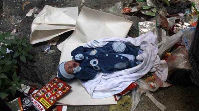 Adana'da mahalle sakinleri çöpe bırakılan yeni doğmuş bir bebek  bulmuştu.