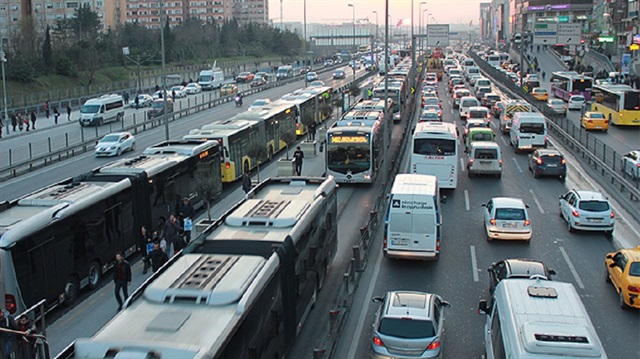 Trafiğe kaydını yaptıran araç sayısı artmaya devam ediyor.