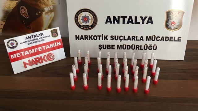 Antalya'da ele geçirilen kan tüplerinin içinden uyuşturucu madde çıktı.