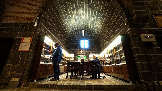تركيا.. مكتبة في "ديار بكر" تحتضن آلاف المخطوطات والكتب التاريخية