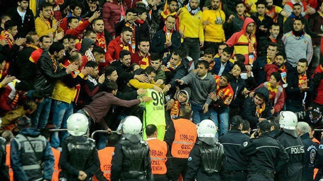 Kayserisporlu taraftarlar , A Takım formasıyla çıktığı ilk maçta 5 gol yiyen Vedat Karakuş'u tribünlere çağırarak bağrına bastı.