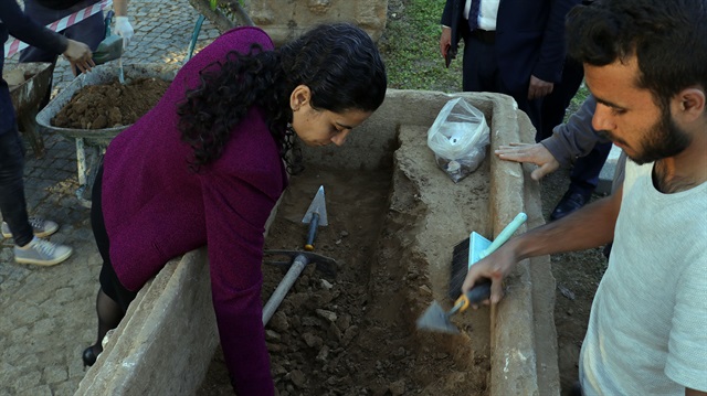 Kazılan bölgede inceleme yapan yetkililer, bir kısmı toprağın altındaki lahdi çıkartarak Afrodisyas Müzesi'ne götürdü.