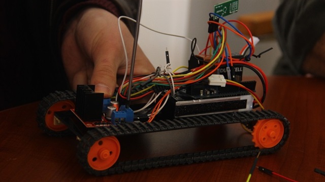 Türkiye'ye satışı kısıtlanan robot öğrenciler tarafından geliştirildi. 