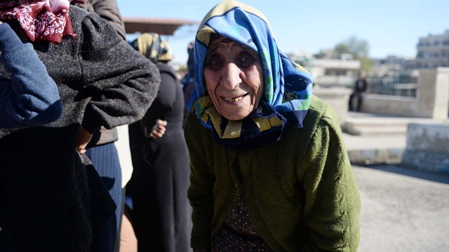 Afrin ilçe merkezinde yalnız yaşayan 89 yaşındaki Zeynep Hasalmanu'ya Mehmetçik sahip çıktı.