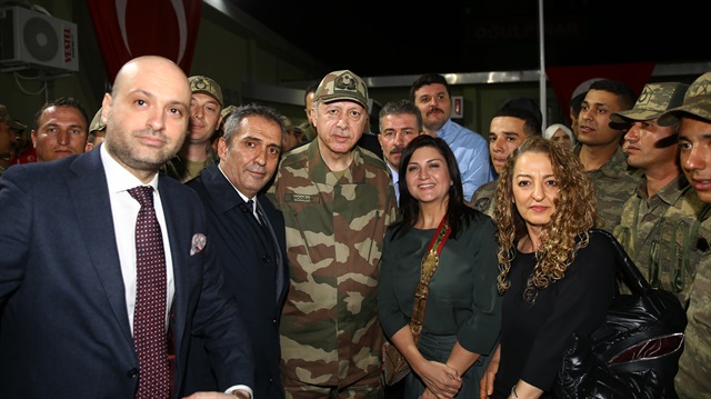 Cumhurbaşkanı Erdoğan, sanatçılarla birlikte Hatay'daki askerleri ziyaret etmişti.