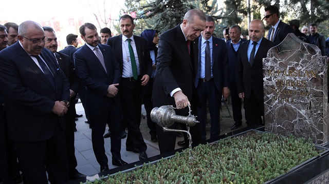 Cumhurbaşkanı Erdoğan, Alparslan Türkeş’in mezarını ziyaret etti.