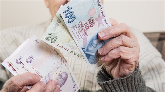  3 aylık enflasyona göre, SSK ve Bağ-Kur emeklilerinin zam oranı yüzde 2.77 olarak görünüyor. 