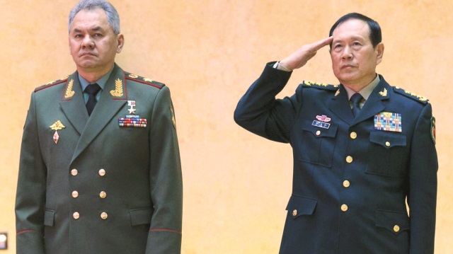 Rusya Savunma Bakanı Şoygu (sol) ile Çinli mevkidaşı Fenghe Moskova’da Batılı ülkelere yüklendi.