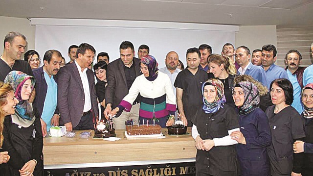 Tokat Ağız ve Diş Sağlığı Merkezinde çalışan taşeron işçiler sözleşmeye imza atarak kadroya geçişlerini pasta keserek kutladı.