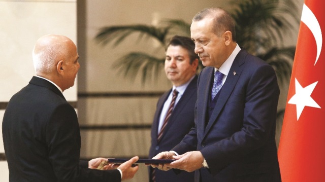 Irak’ın Ankara Büyükelçisi Hüseyin Mahmud Fadlallah El Hatib, Cumhurbaşkanı Erdoğan’a Külliye’de güven mektubu sundu.