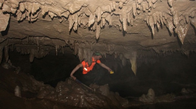 Dağcılar teröristlerden temizlenen bölgedeki mağarayı gezdi. 
