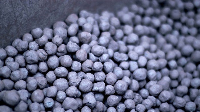 Tonu 62 dolar seviyesine gerileyen demir cevheri 12 ay içinde 50 doların altına inebilir .