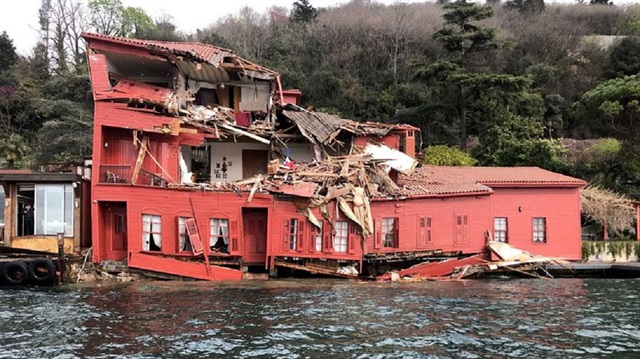 İstanbul Boğaz'ında kaza: Dümeni kilitlenen bir gemi yalıya çarptı