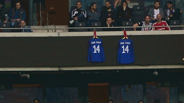 Beşiktaş-Göztepe maçında Everton forması giyen Cenk Tosun'un forması tribünlere asıldı. 