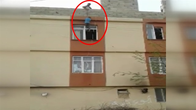Çilingir çağırmak yerine çocuğu iple damdan sarkıttı! Yeni Şafak