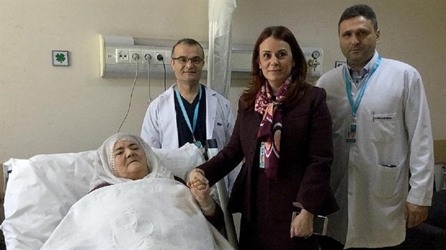 Kalça kemiğinde önemli ölçüde kayıp bulunan hastaya yapay kalça implantı nakledildi.