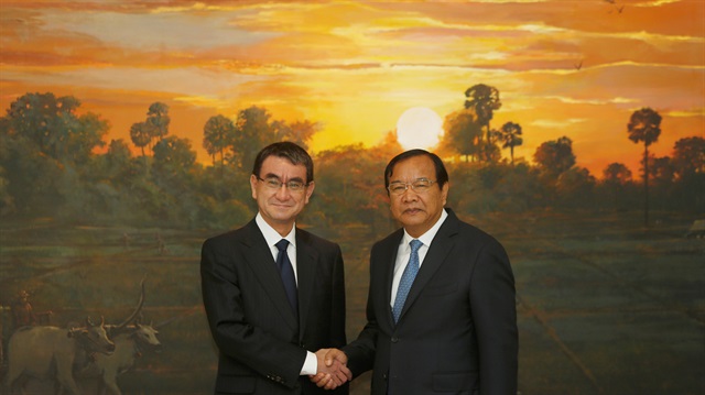 Japan's Foreign Minister Taro Kono (L) shakes hands with his Cambodia's counterpart Prak Sokhonn before a meeting in Phnom Penh, Cambodia April 8, 2018. 