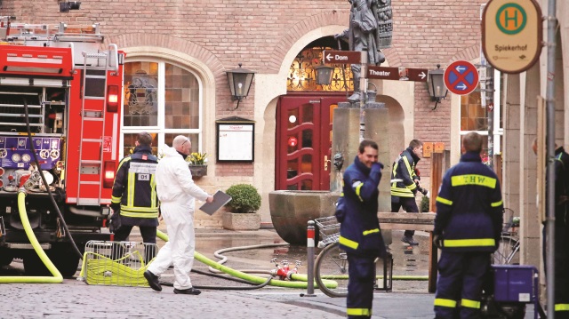 ​Münster’de Cumartesi günü öğleden sonra gerçekleşen olayda şüpheli, kullandığı minibüsü bir restoranın önündeki masalarda oturan kalabalığın üzerine sürmüştü.