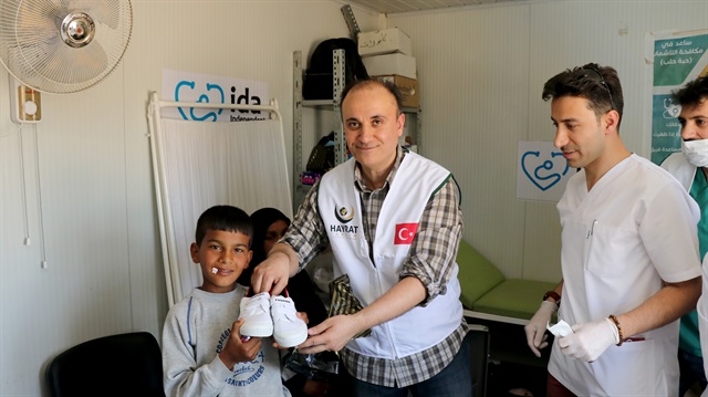 فريق طبيّ متكامل من 67 طبيبًا تركيًّا يتطوعون لمعالجة النازحين السوريين