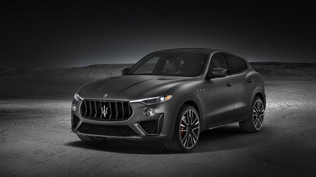 Maserati’nin gelmiş geçmiş en güçlü motorlarından birisi olan 3,8 litrelik çift turbo beslemeli benzinli V8 ünite, tam tamına 590 HP güç ve 730 Nm torku, 8 ileri vitesli otomatik ZF şanzıman ile dört tekerleğe birden aktarabiliyor.


