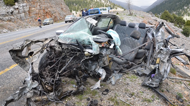 Antalya'da meydana gelen trafik kazasında otomobil hurda yığınına döndü.