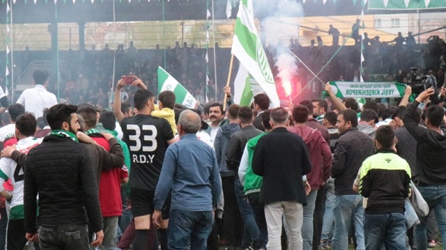 Kırşehirsporlu taraftarlar şampiyonluk sevincini yeşil zeminde yaşadı .