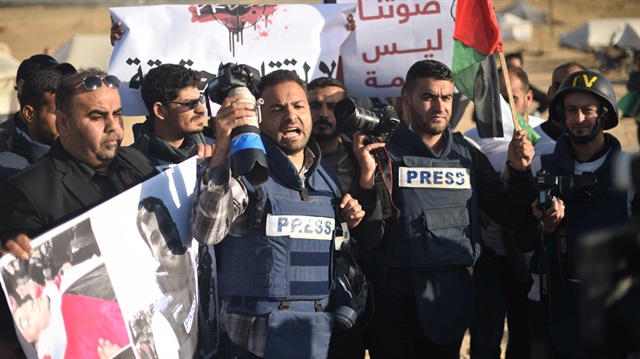 Gazze'deki gazeteciler Murteca'nın şehit edilmesini protesto etti.   