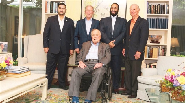 Selman’ın ABD’deki son durağı, 1990 ve 2003 yıllarında Irak’a müdahale kararı alan baba (oturan) ve oğul Bush oldu. Bush ailesi Suudi Kraliyet ailesine yakınlığıyla biliniyor. Görüşmede ABD eski Dışişleri Bakanları’ndan James Baker (en sağ) da bulundu.