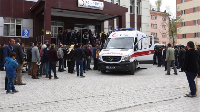 Yaralılar ambulanslarla hastanelere kaldırıldı. 