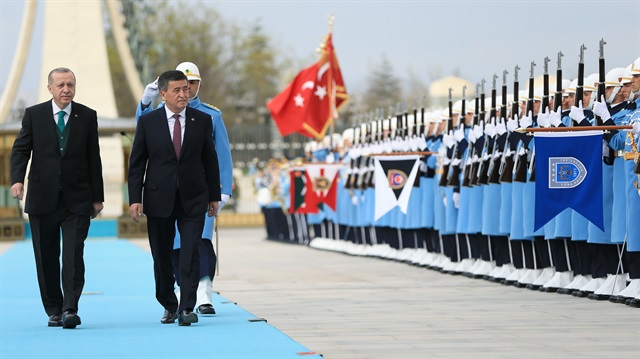 بمراسم رسمية.. أردوغان يستقبل نظيره القرغيزي في العاصمة أنقرة