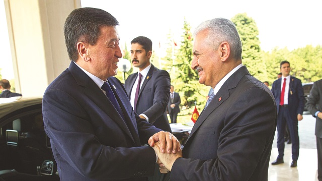 Başbakan Yıldırım, Kırgızistan Cumhurbaşkanı Ceenbekov’u kapıda karşıladı.