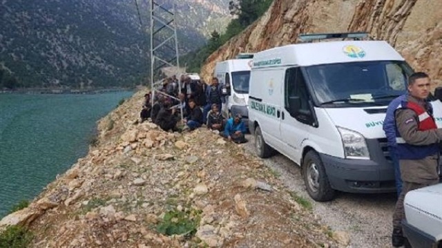 Adana'da otomobil baraj gölüne devrildi