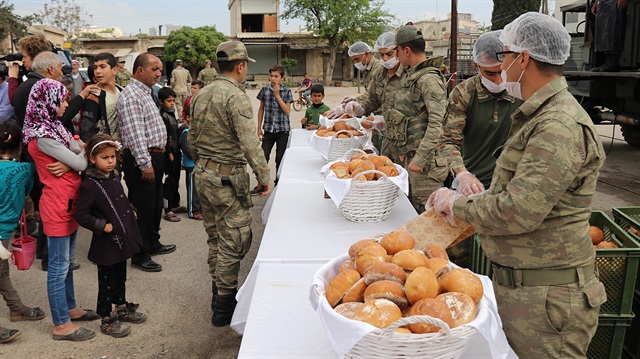 بسعي من الجيش التركي.. الخبز مجانًا لأهالي "جنديرس" في عفرين