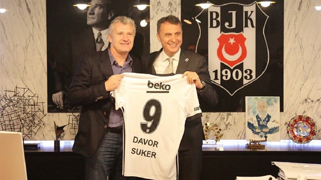 Beşiktaş Başkanı Fikret Orman, Hırvatistan Futbol Federasyonu Başkanı Davor Suker'e 9 numaralı Beşiktaş forması hediye etti.