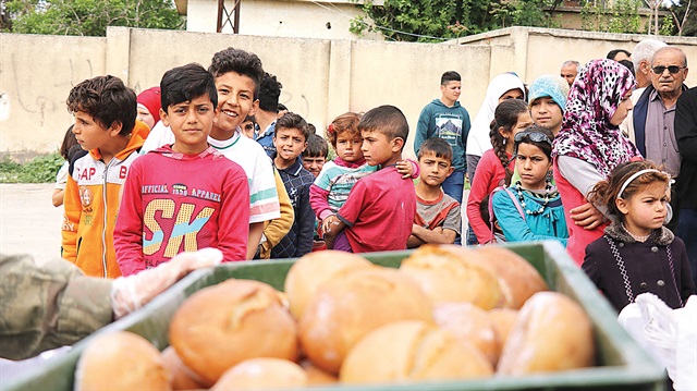 Teröristlere dar edilen Afrin’deki sivillere, artık Mehmetçik yardım dağıtıyor.