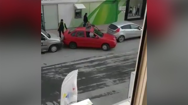 Araç park etmeye yeni bir boyut kazandıran adam