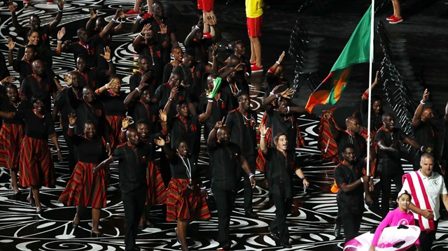 Kelvin Ndhlovu of Zambia carries the national flag during the opening ceremony of the 2018 Commonwealth Games.
