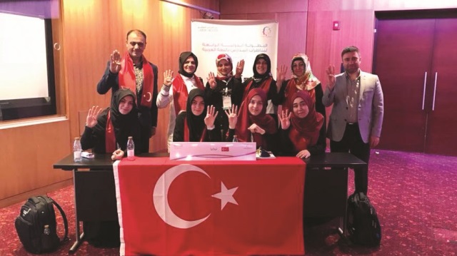  Cumhurbaşkanı Erdoğan, birinci olan öğrencileri görüntülü arayarak tebrik etti.