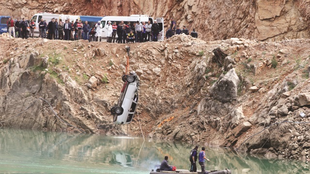 Gökkaya Baraj Gölü’ne uçan otomobil, 30 metre derinlikten vinç yardımıyla çıkarılabildi.