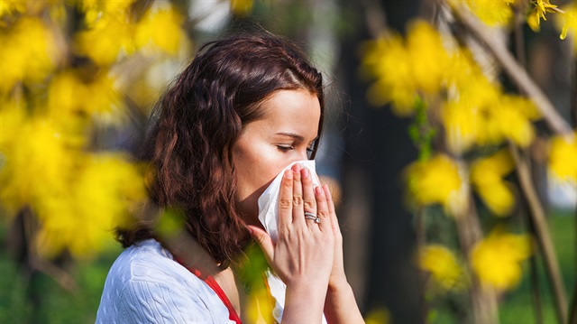 Alerjiye karşı polen miktarının yoğun olduğu sabah ve öğle vakti dışarıda uzun zaman geçirmeyin.