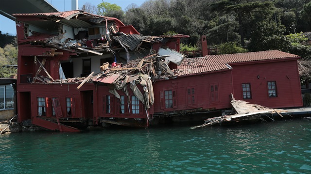 İstanbul'da geminin çarptığı yalı çökme tehlikesiyle karşı karşıya.