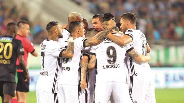 Siyah-beyazlılara galibiyeti getiren golleri Babel (2) ve Negredo kaydetti.