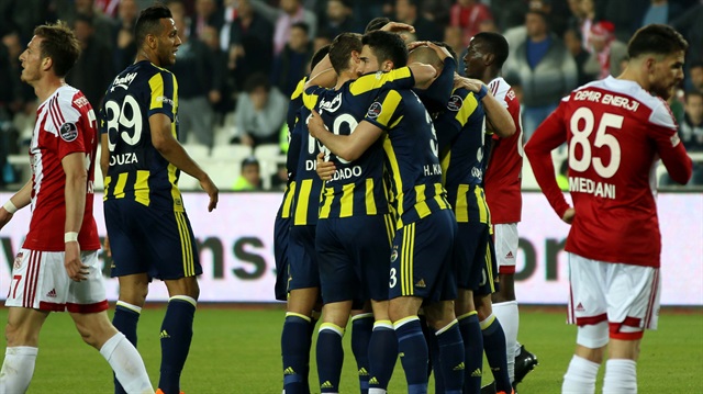 Fenerbahçe, Sivasspor'u deplasmanda 2-0 yenerek şampiyonluk yarışındaki takibini sürdürdü.