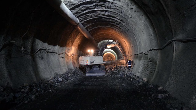 Giresun Valisi Harun Sarıfakıoğulları, 5 bin 905 metre uzunluğunda iki tünelin inşaatının devam ettiğini söyledi.