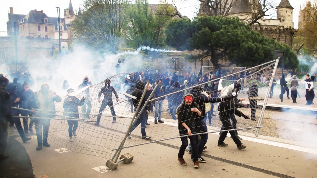 Fransa'da sokaklar savaş alanına döndü