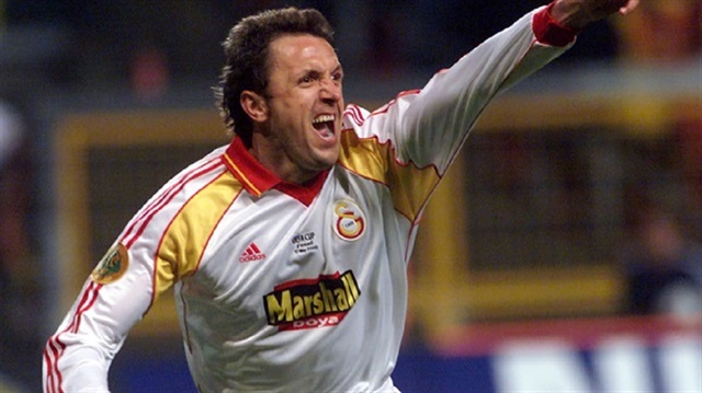 Galatasaray formasıyla efsaneleşen Popescu, kariyerinde Barcelona ve PSV Eindhoven gibi takımlarda forma giydi.
