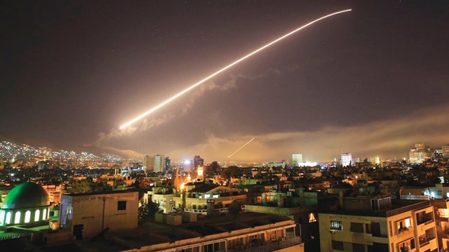 ABD, İngiltere ve Fransa, Suriye’deki çeşitli hedeflere bomba yağdırdı. 